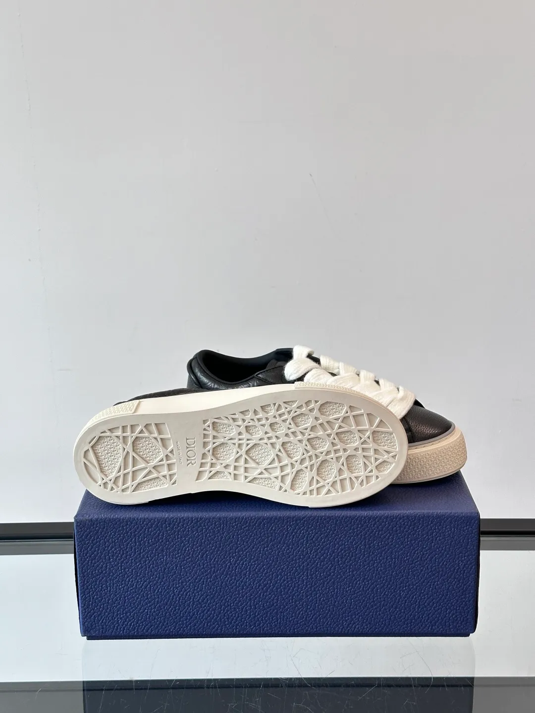 Men's men's shoes 💰p420 "Dio～r" 🆕This B33 sneaker is a new interpretation of the classic tennis shoe, with a fashionable silhouette that highlights a heavy texture. Crafted from cow leather with Oblique print, it's unique with a padded tongue embellished with the Dior signature, wide mohair laces and tonal brass eyelets with a matte finish. Rubber sole with Oblique print effect, enhanced by a contrasting Dior 30 Avenue Montaigne signature on the rear. It adds a stylish touch to a casual look.  Size: 38-44 (45 customized)